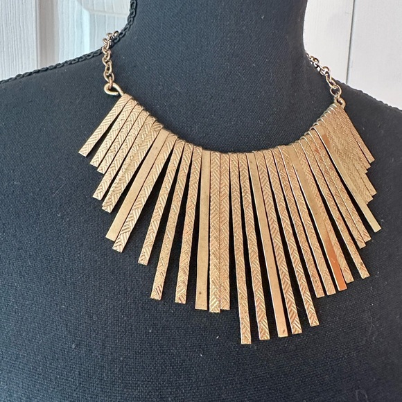 COSTUME JEWELRY ~ Gold tone asymmetrical choker necklace 14-inches - Picture 3 of 4